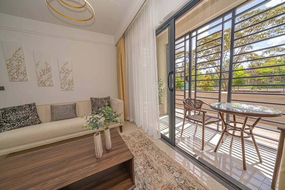 Northlands Heights Apartments: Lounge and balcony
